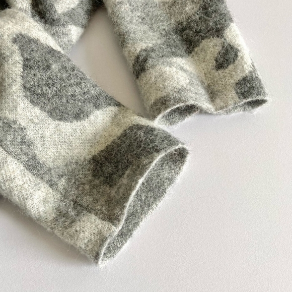 ATHLETA Camo Grey Sweater. Made Fine Wool, Alpaca and Nylon. Size XS. - Picture 9 of 10